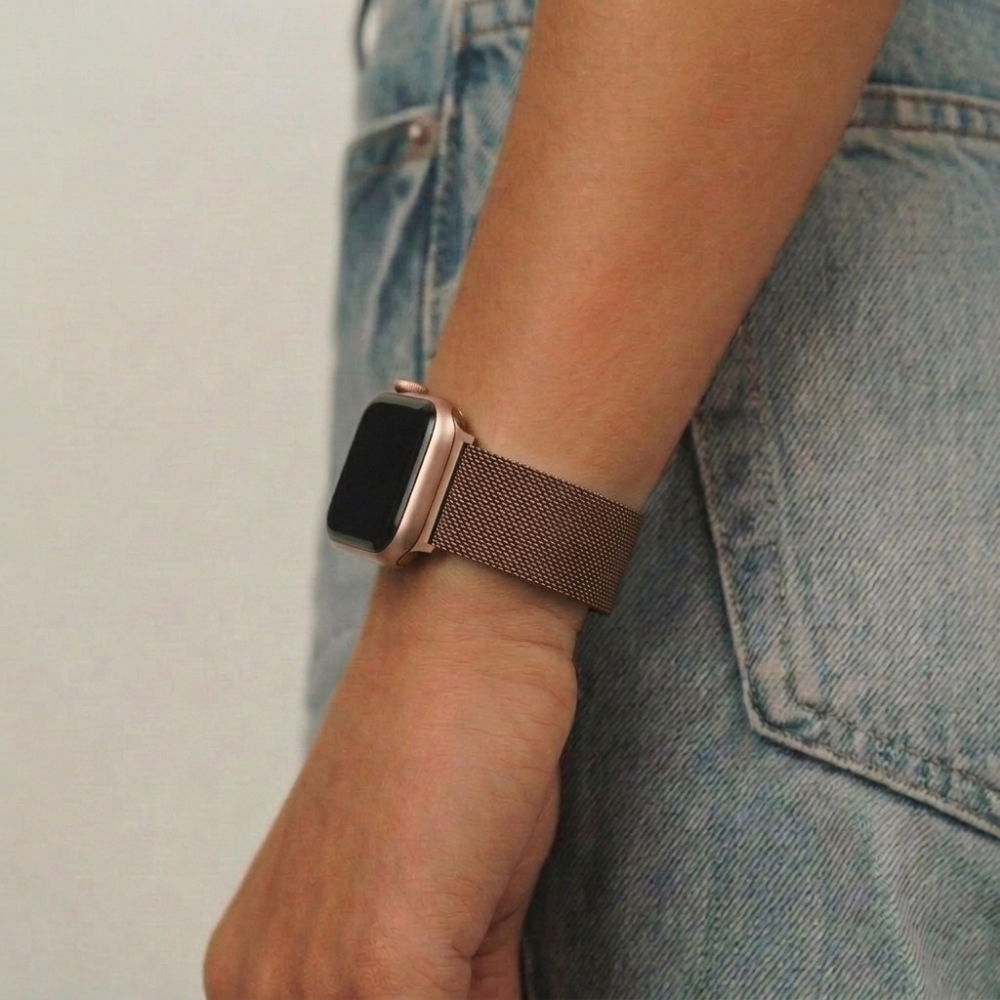 Girl wearing blue jeans and magnetic chain coffee apple watch strap on her wrist